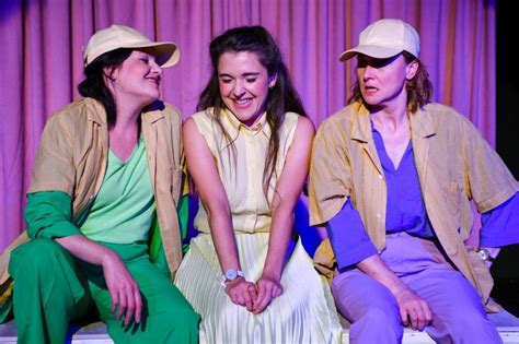 Három nő beszélget