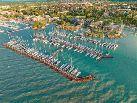Balatonfüredi yacht kikötő látképe