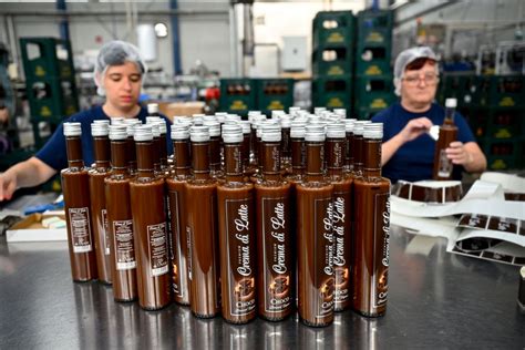 Különböző italpalackok a győri Likőrgyárban