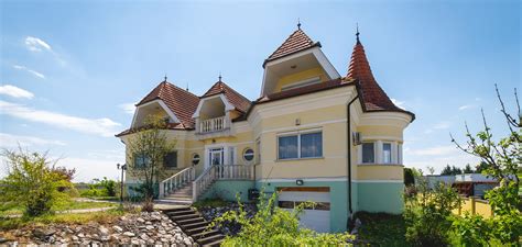 Angyal Villa épülete a szőlőtőkék között