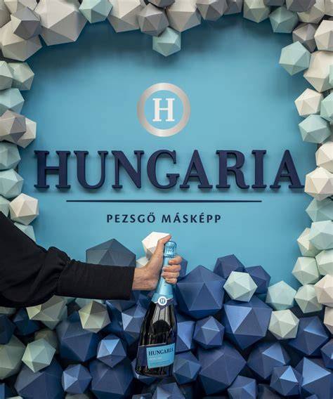 Hungaria pezsgő új palack és címke kék