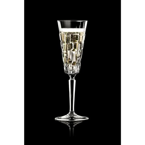 Pezsgős pohár és a buborékok emelkedése