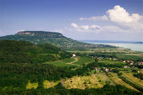 Badacsony hegyvidéke és a Balaton látképe