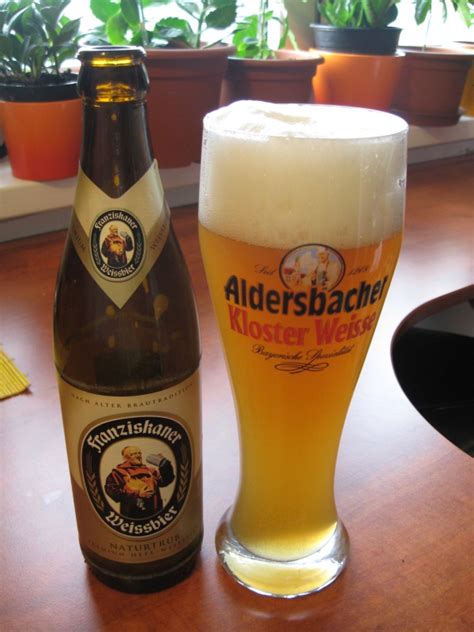 Német búzasör pohárban, vastag fehér habbal