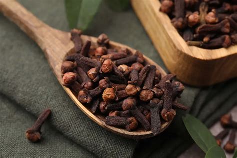 Búzaszemek és szegfűszeg szálak