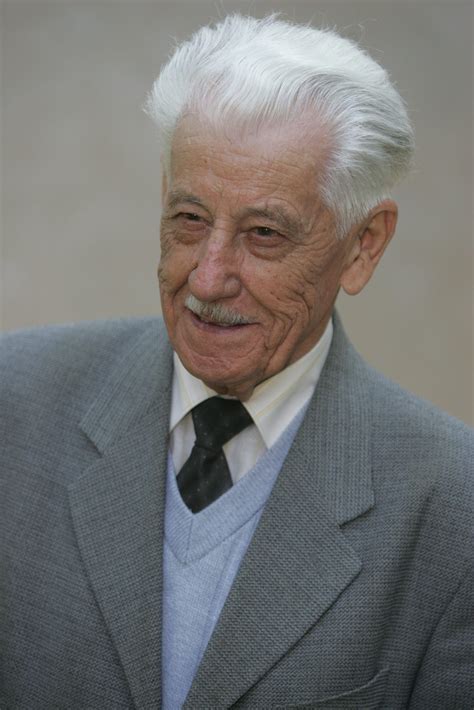 Dr. Bakonyi Károly portréja és a Cserszegi fűszeres szőlőfürtje