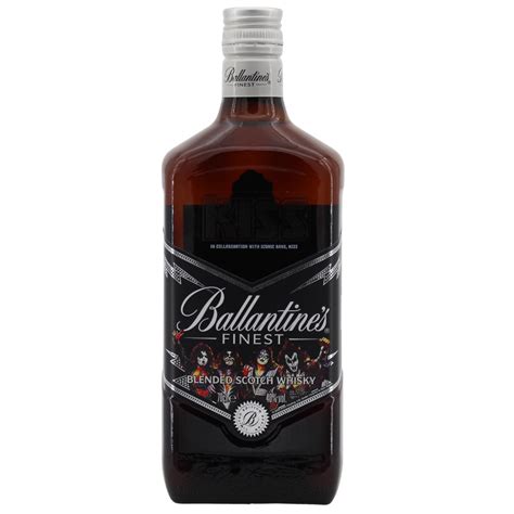 Egy elegáns díszdobozban elhelyezett Ballantine's Finest üveg