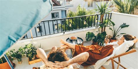 Emberek fröccsöznek egy teraszon nyáron