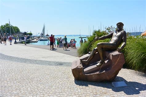 Balatonfüred városképe a Tagore sétánnyal