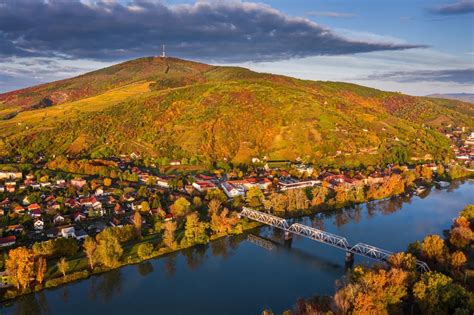 Tokaj város panorámája a folyókkal