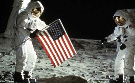 Az Apollo-11 által a Holdon elhelyezett zászló és emléktábla