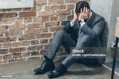 Szomorú, elgondolkodó ember