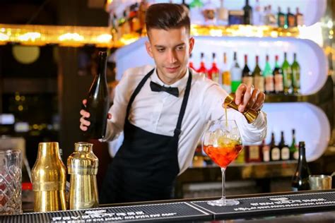 Bártender koktélt készít