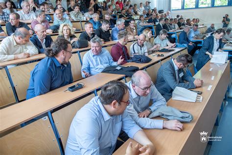 Hallgatók egy konferencián