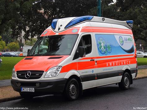 Mentőautó és egészségügyi dolgozók