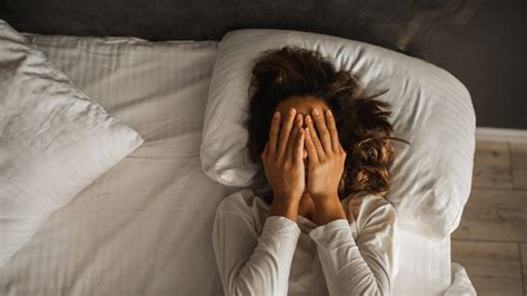 egy álmatlan személy éjszakai gondolatokkal