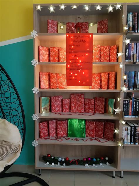 Karácsonyi hangulatú könyvespolc