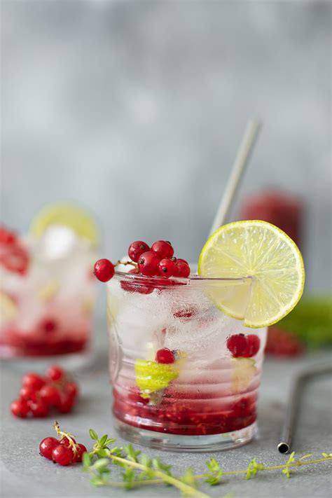 Különböző gyümölcsökkel teli koktélok