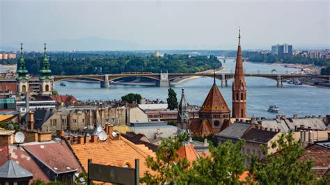 Kilátás a Dunára a neszmélyi dombokról