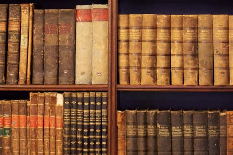 Könyvespolc antikvár könyvekkel