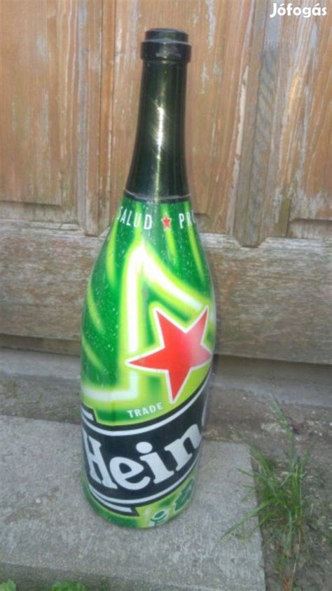 Egy üres sörösüveg és egy sörös doboz