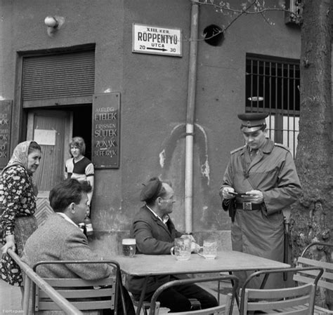 Rendőr igazoltat egy társaságot egy kocsmában, 1972-ből.