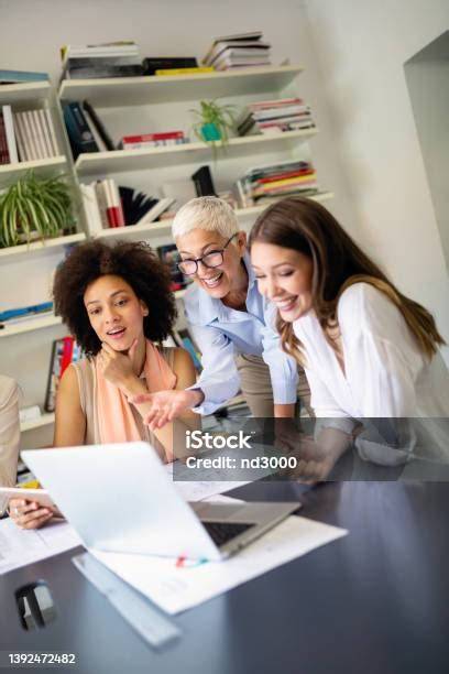 Férfi és női kollégák együtt dolgoznak egy modern irodában