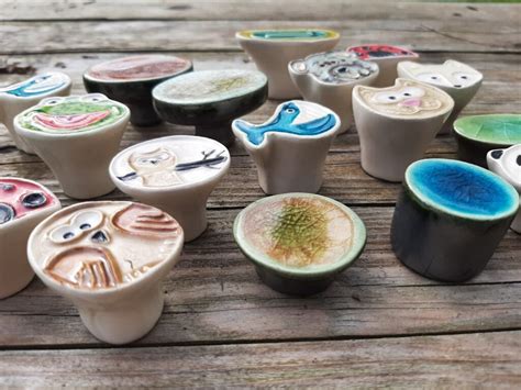 Kézműves éppen egy kerámia tárgyat fest