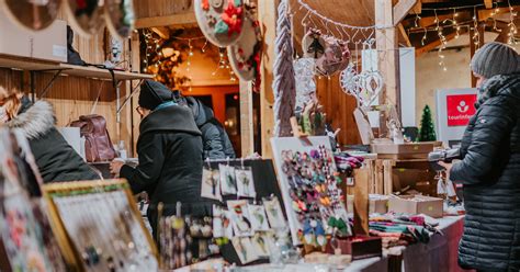 Zalakarosi kézműves vásár forgataga, sok emberrel