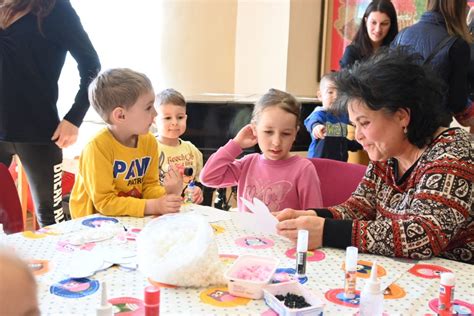 Gyermekek kézműves foglalkozáson vesznek részt