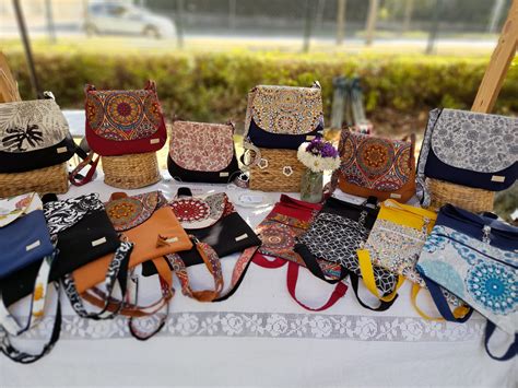 Különböző kézműves termékek közeli felvételei, részletgazdagon