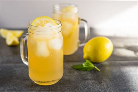 Egy befőttesüvegben (mason jar) tálalt Lynchburg Lemonade