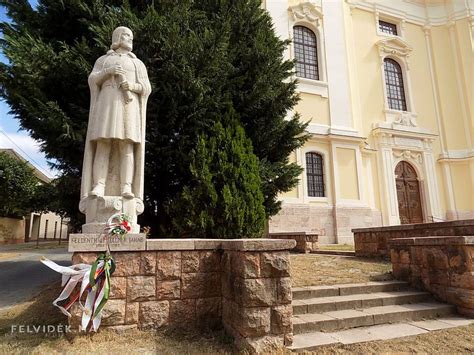 Fellner Jakab szobra Tatán