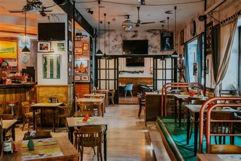 Egy hangulatos, sötét fa bútorokkal berendezett cseh söröző belseje