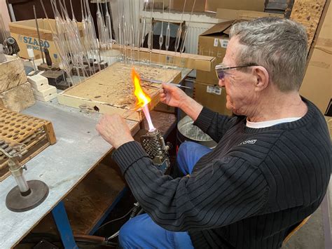 Cseh üvegfúvó mester