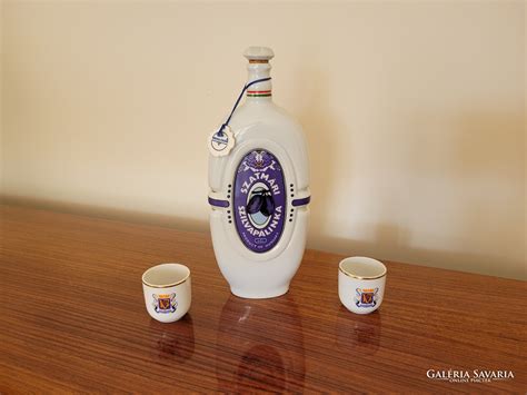 Szilvapálinkás üveg elegáns pohárban