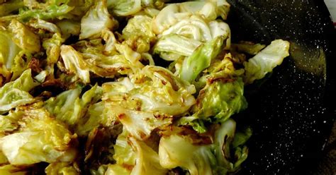 Pirított kelkáposzta szalámival és paradicsommal