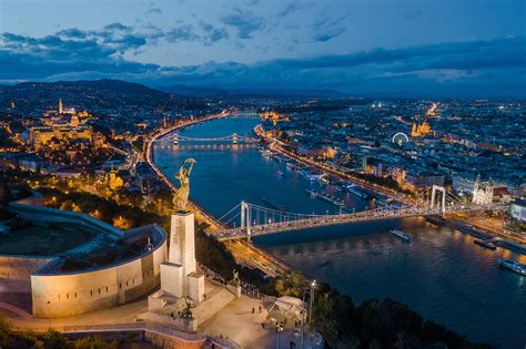 Budapest látképe a Dunával és a Petőfi híddal