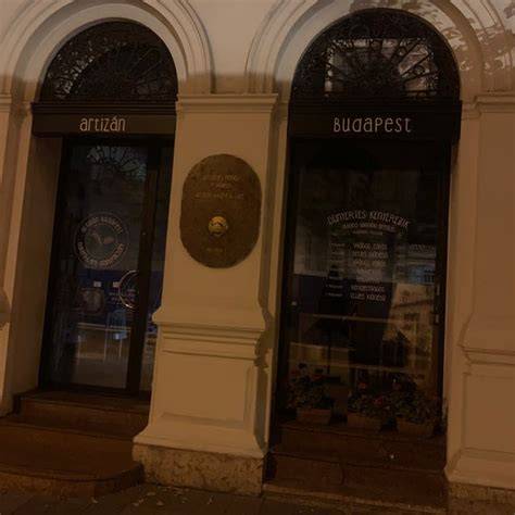 Fröccsterasz Erzsébet tér Budapest információs tábla