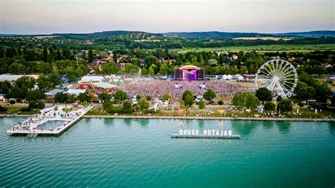 Balaton Sound fesztivál látképe a Balatonnal