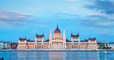 Budapesti panoráma a Duna és a Parlament látképével