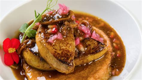 Sült libamáj meggyel és mártással