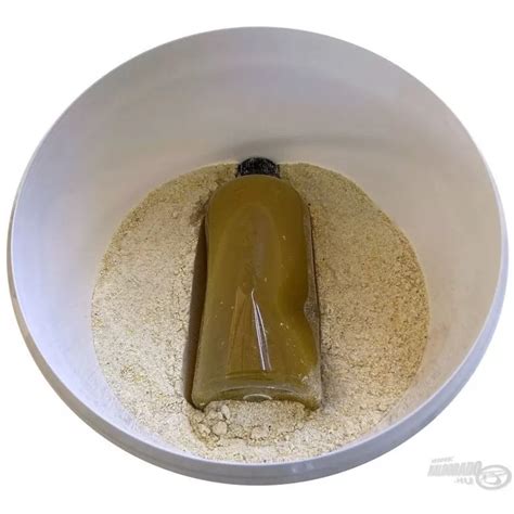 Erjesztett gyümölcscefre hordókban