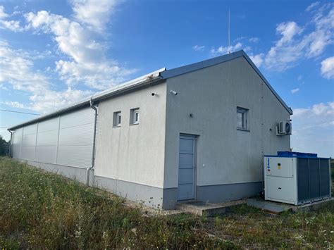 Modern borászati üzem csarnoka gépekkel