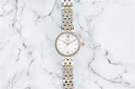 Nő elegáns Seiko órával a csuklóján