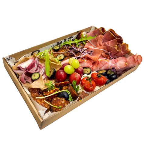 Sajt- és sonkatál aperitif italokkal