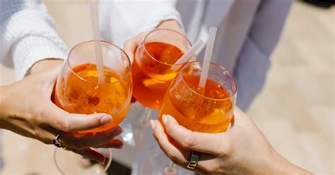 Csoport, akik Aperol Spritzet isznak egy teraszon