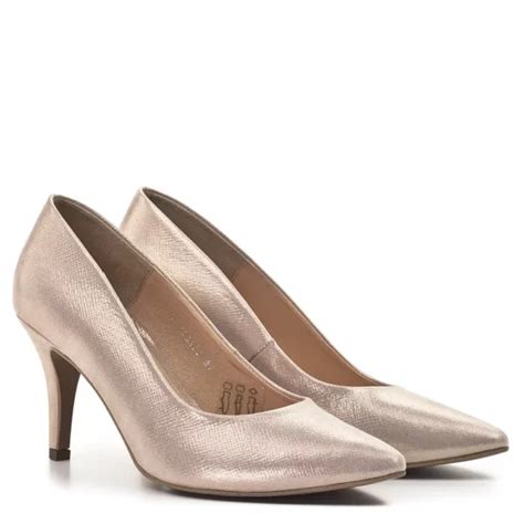 Különböző stílusú elegáns női cipők