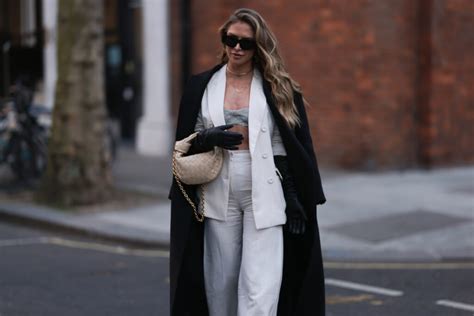 Heine márka logója vagy egy stílusos Heine kabátot viselő modell