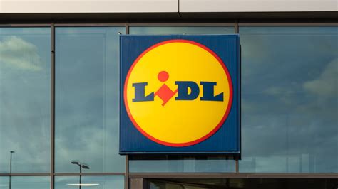 Különböző sörösüvegek a Lidl polcain